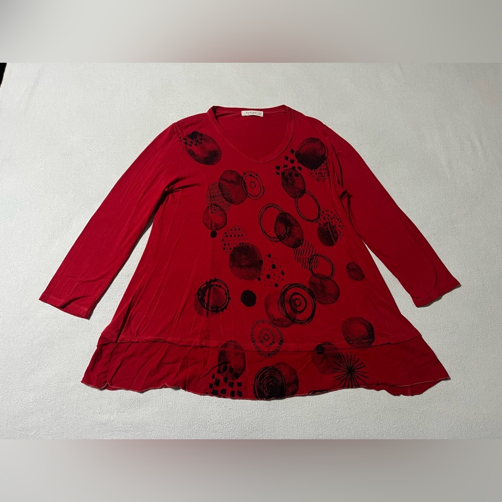 Jess & Jane Small Top Red Black Dots Artsy Abstract‎ Rayon Blend V Neck